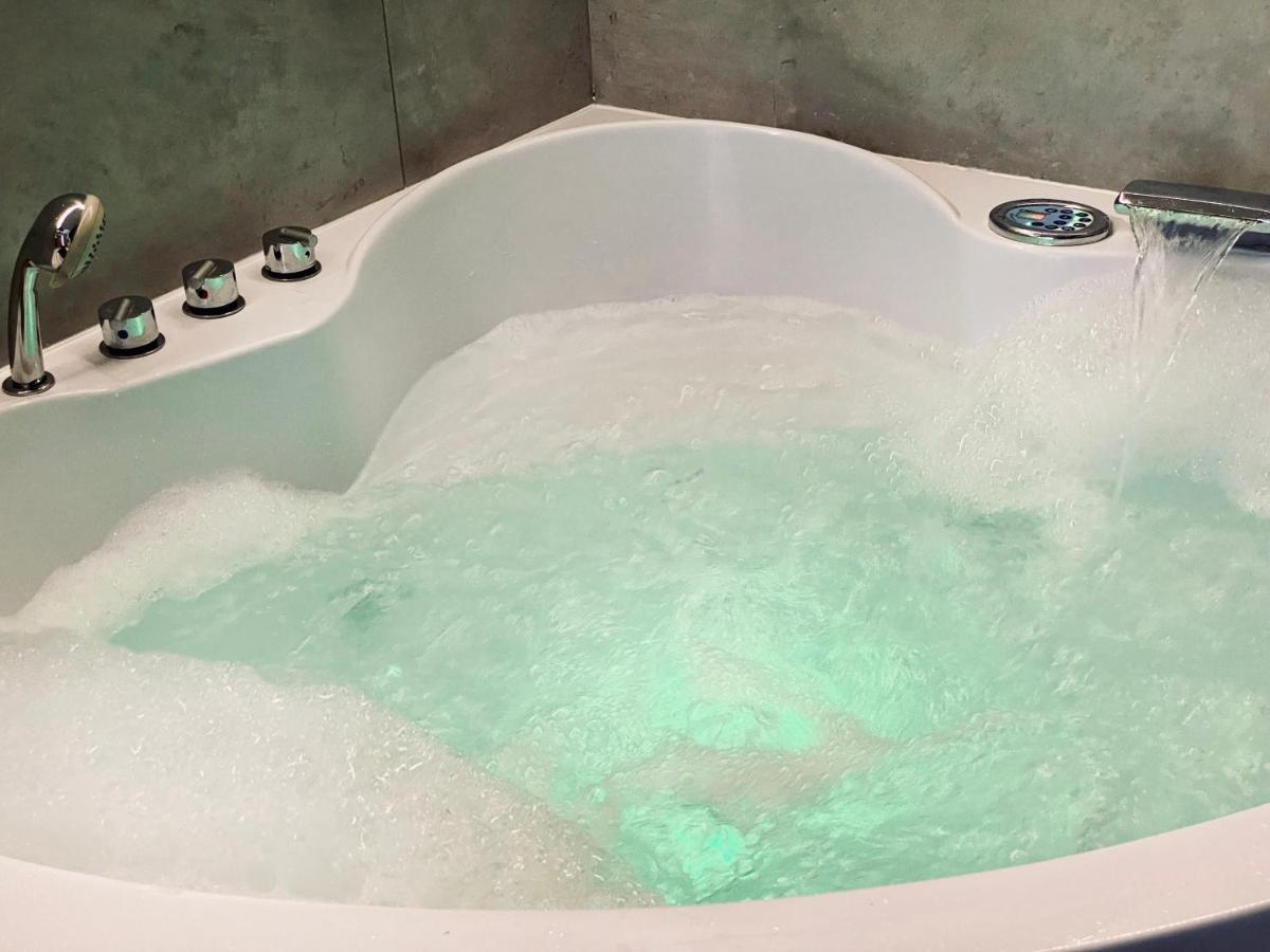Apartment Premium Jacuzzi For Couples, Old Town คราคูฟ ภายนอก รูปภาพ