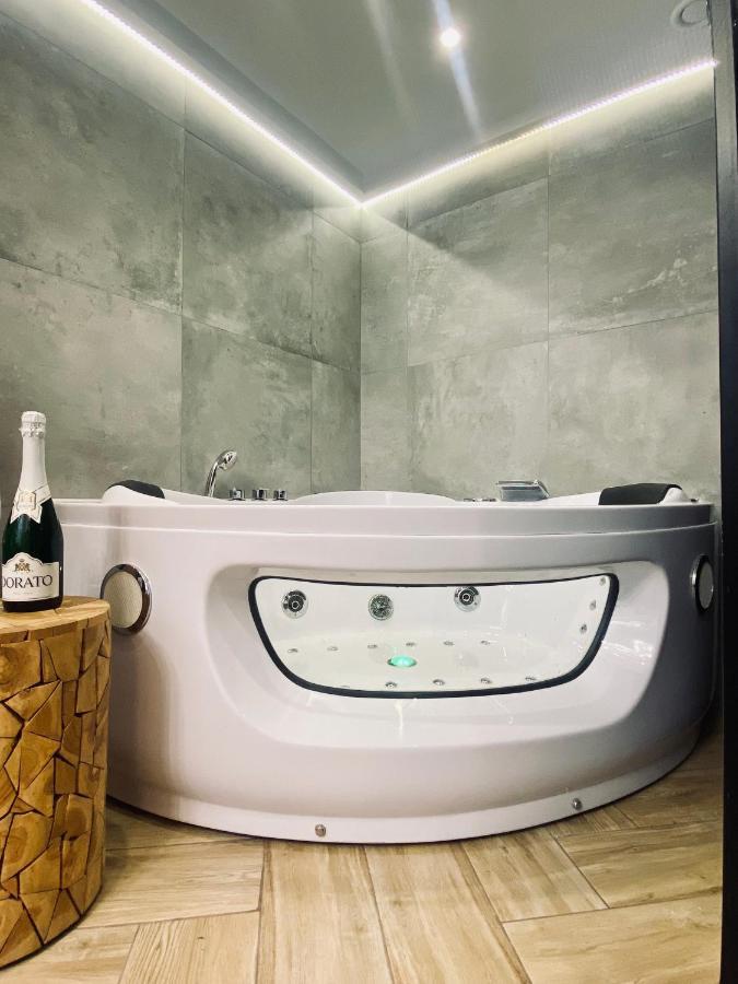Apartment Premium Jacuzzi For Couples, Old Town คราคูฟ ภายนอก รูปภาพ