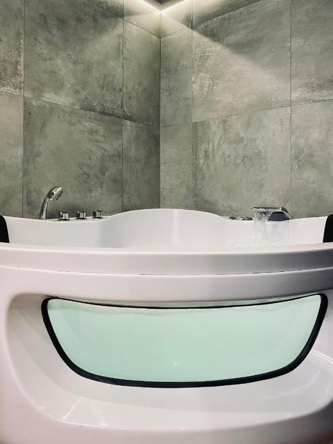 Apartment Premium Jacuzzi For Couples, Old Town คราคูฟ ภายนอก รูปภาพ