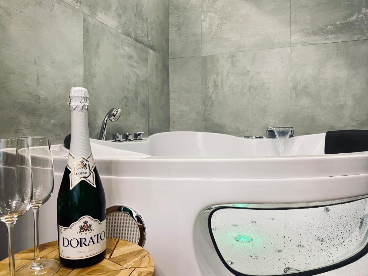 Apartment Premium Jacuzzi For Couples, Old Town คราคูฟ ภายนอก รูปภาพ