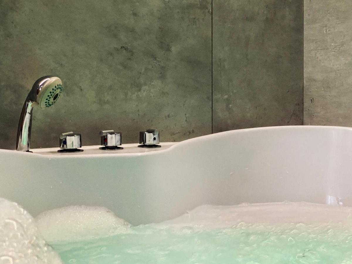 Apartment Premium Jacuzzi For Couples, Old Town คราคูฟ ภายนอก รูปภาพ
