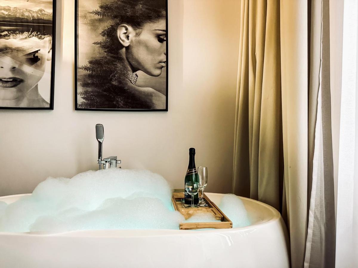 Apartment Premium Jacuzzi For Couples, Old Town คราคูฟ ภายนอก รูปภาพ