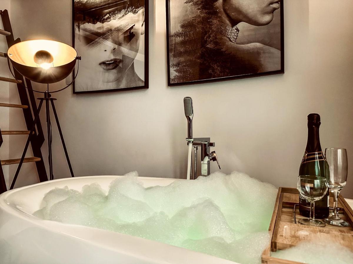 Apartment Premium Jacuzzi For Couples, Old Town คราคูฟ ภายนอก รูปภาพ