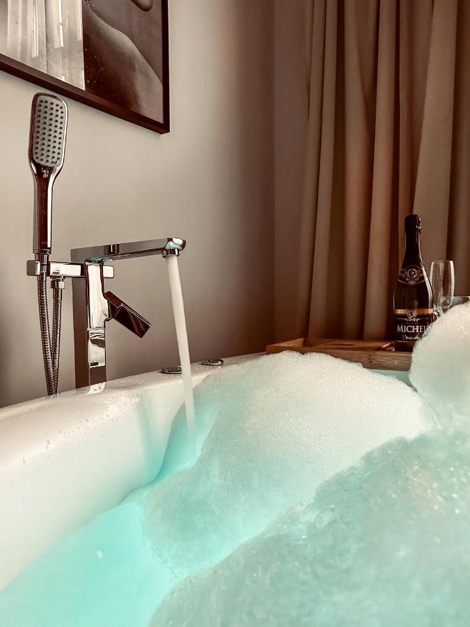 Apartment Premium Jacuzzi For Couples, Old Town คราคูฟ ภายนอก รูปภาพ