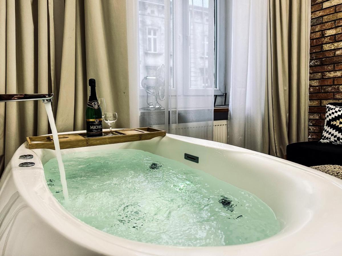 Apartment Premium Jacuzzi For Couples, Old Town คราคูฟ ภายนอก รูปภาพ